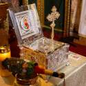 Patriarhul Daniel a oferit un fragment din Moaștele Sfântului Pantelimon Parohiei Mărcuța din București